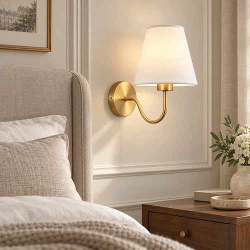 Applique murale abat jour blanc dorée dans une chambre élégante