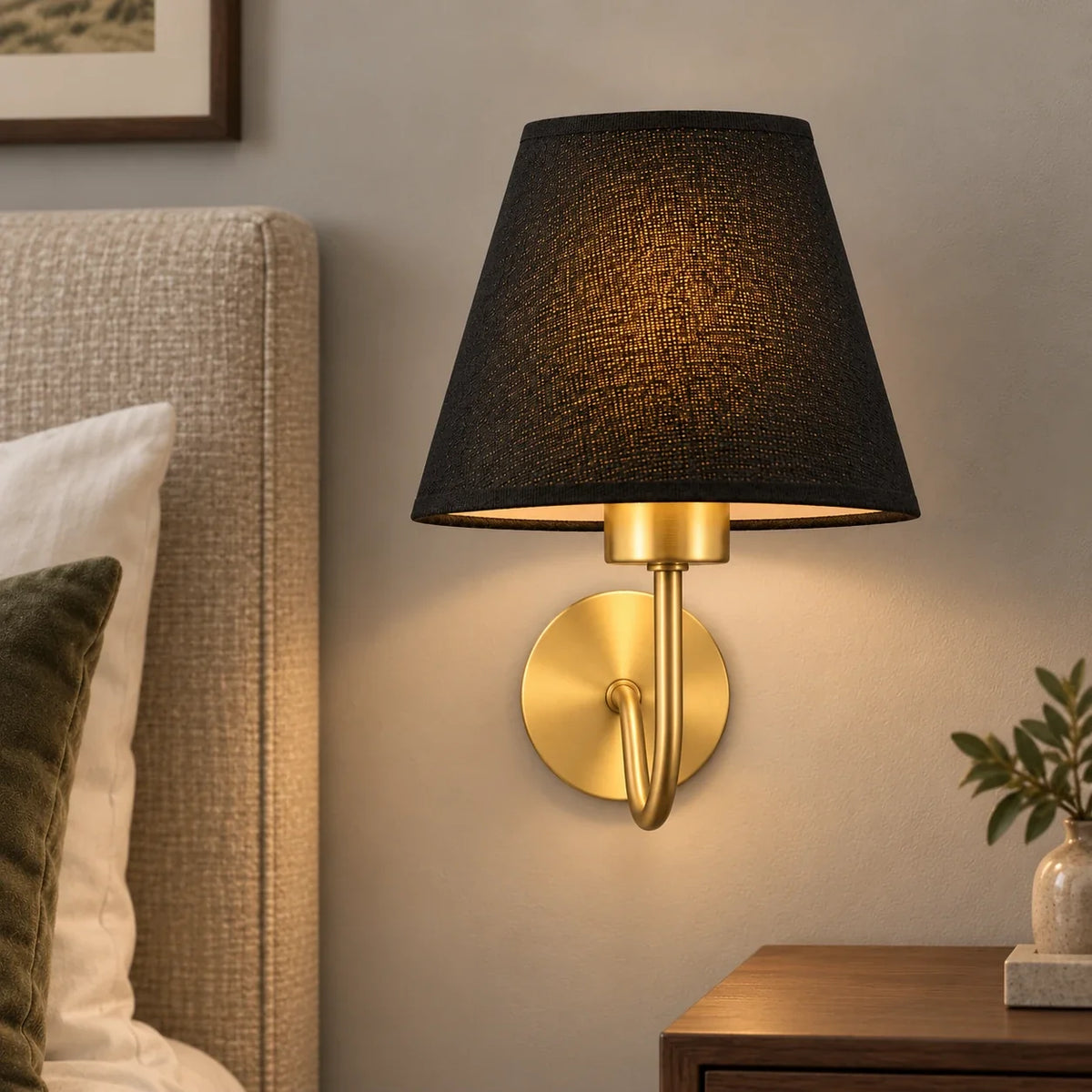 Applique murale abat jour noir dorée - détail du tissu et du métal