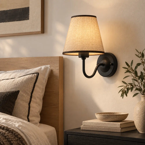 Applique murale abat jour tissu noire dans une chambre