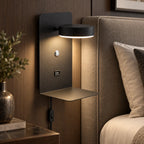 Applique murale USB noire près d'une tête de lit, bouton de commande visible