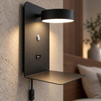 Détail du métal et des commandes de l'applique murale USB noire