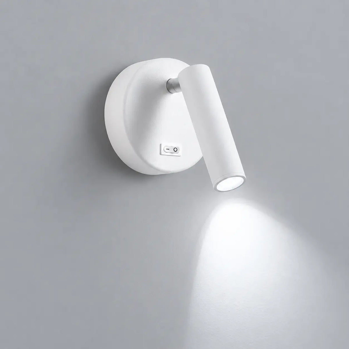 Applique murale blanche avec interrupteur, packshot lumière froide