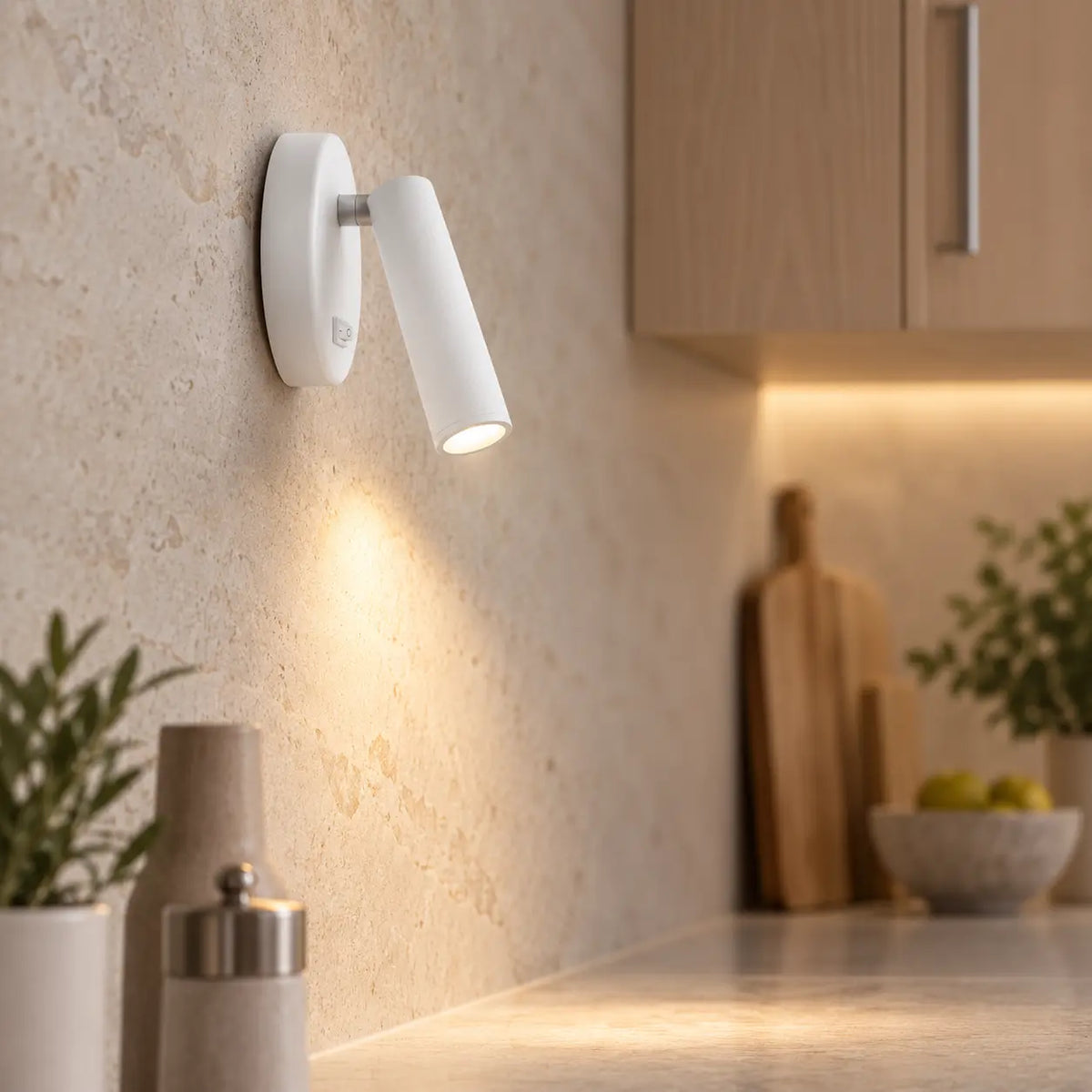 Applique murale blanche orientable vue de profil dans une cuisine