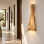 Applique murale bois naturel dans un couloir lumineux