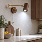 Applique murale scandinave en noyer vue de profil dans une cuisine