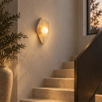 Applique murale chambre moderne en travertin dans un escalier contemporain