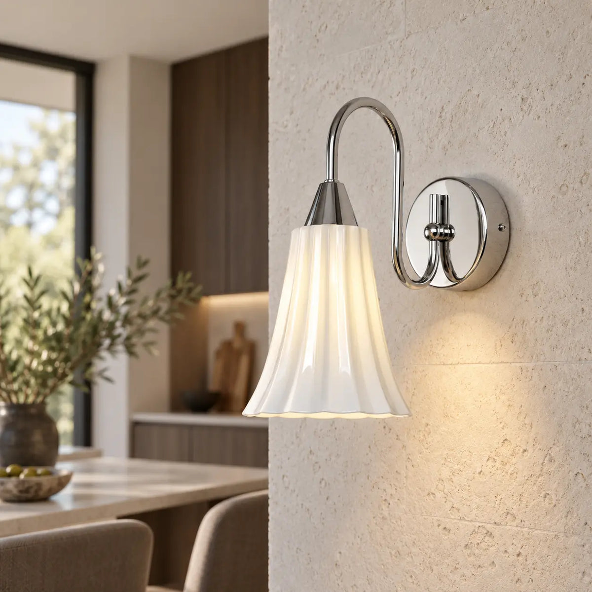 Applique murale chambre romantique chromée vue de profil dans une cuisine