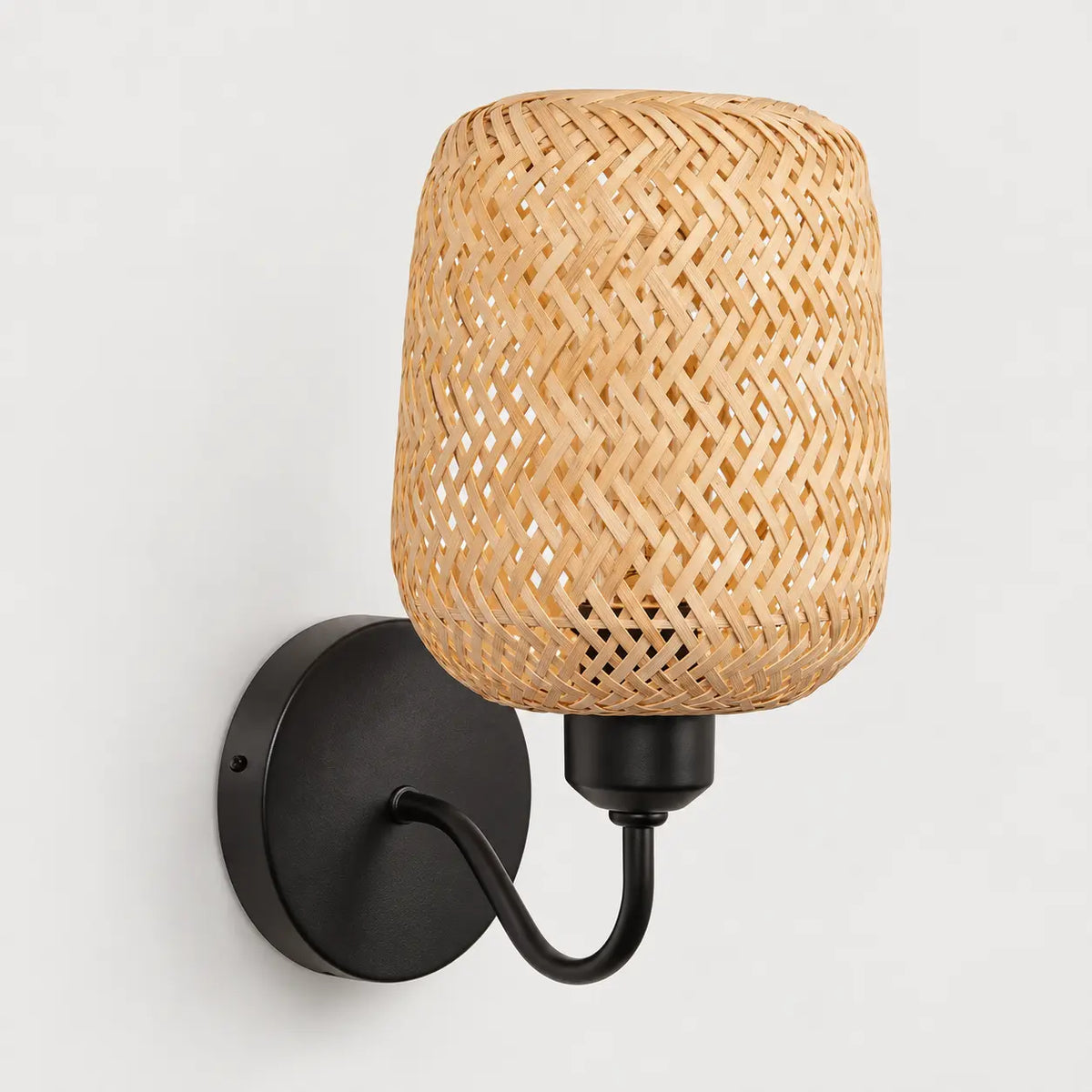 Applique murale chambre en rotin naturel et métal noir – packshot premium
