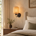 Applique murale chambre en rotin naturel installée près du lit