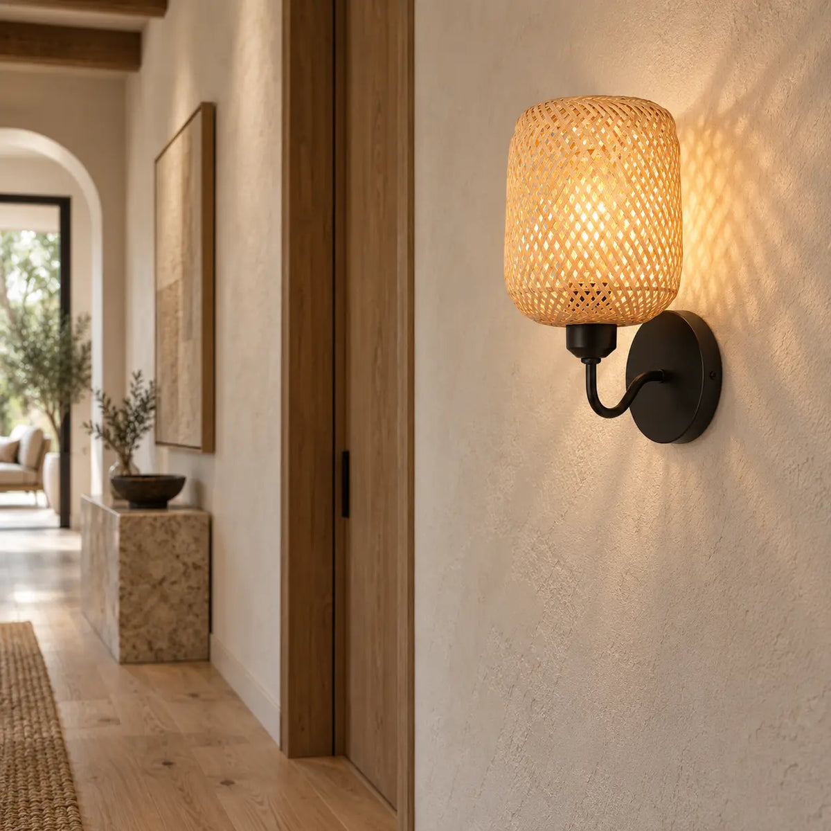 Applique murale en rotin naturel dans un couloir haut de gamme