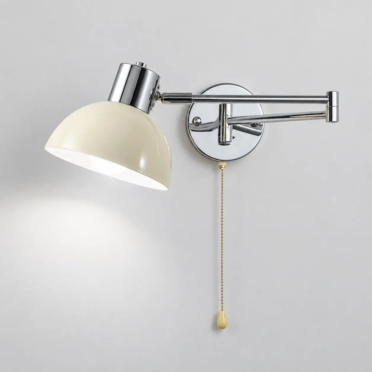 Applique murale chambre scandinave crème et chrome – lumière froide