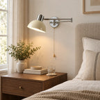 Applique murale scandinave orientable installée près du lit