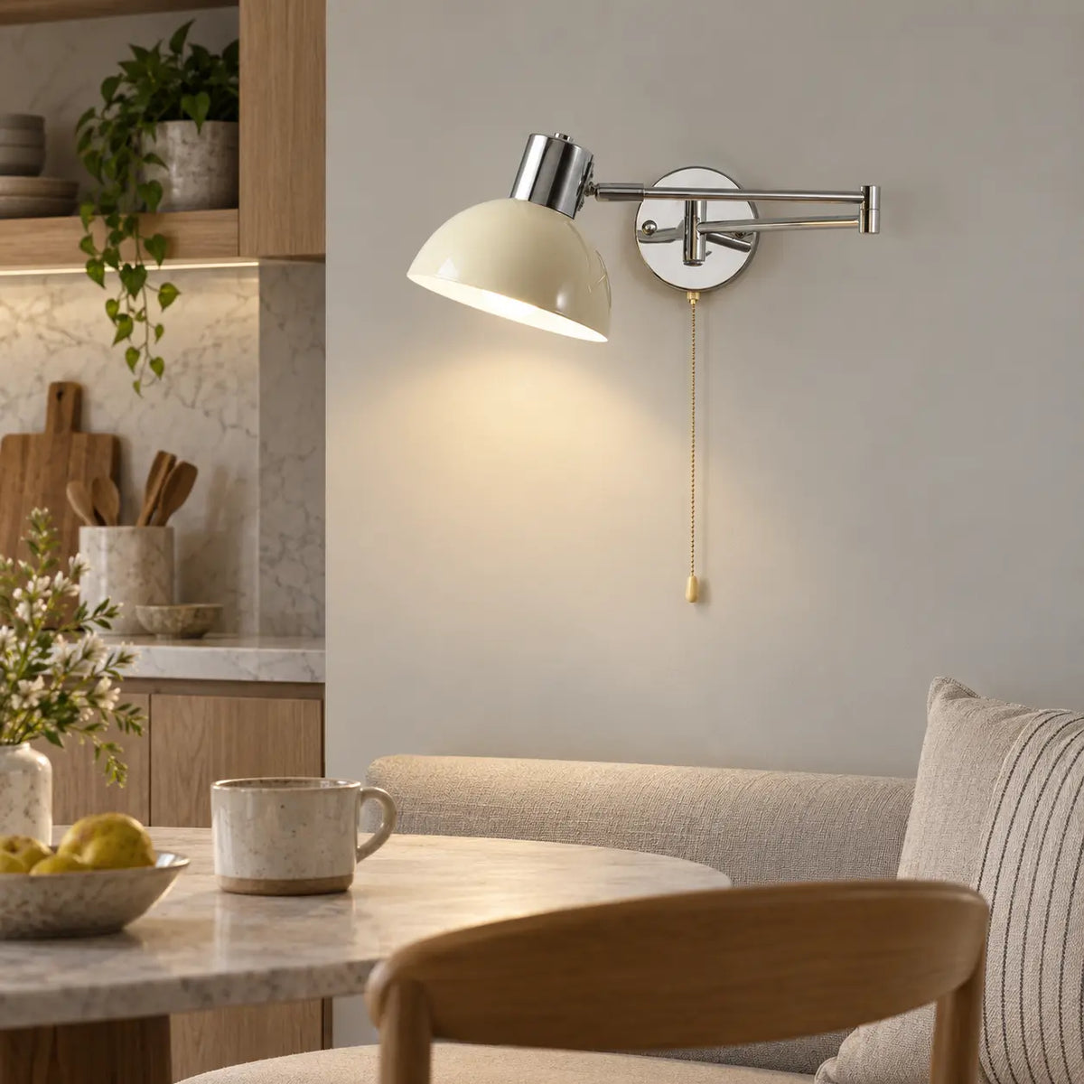 Applique murale scandinave crème vue de profil dans une cuisine