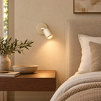 Applique murale tête de lit beige dans une chambre haut de gamme