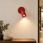 Applique murale orientable rouge dans un couloir contemporain
