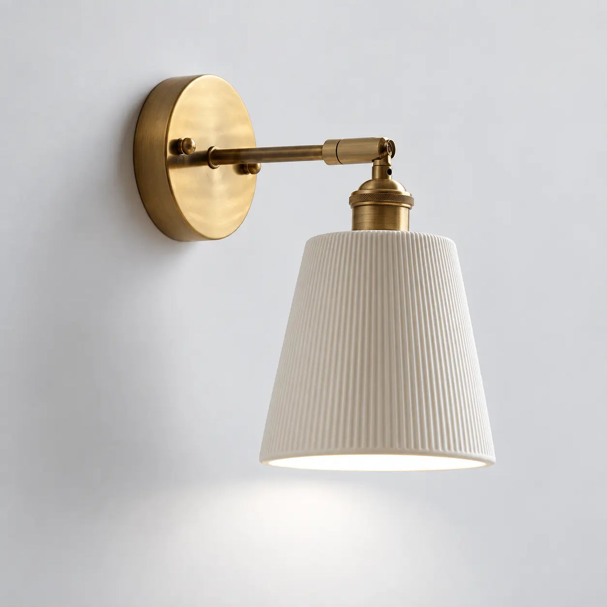 Applique murale chambre vintage en laiton et céramique – lumière froide