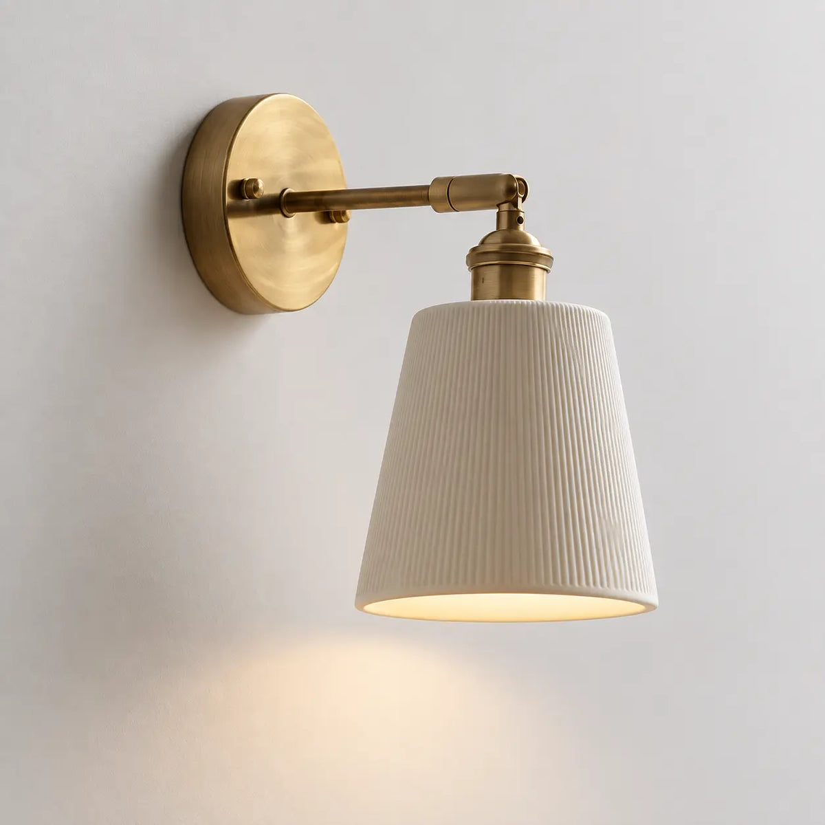 Applique murale chambre vintage en laiton et céramique – lumière chaude