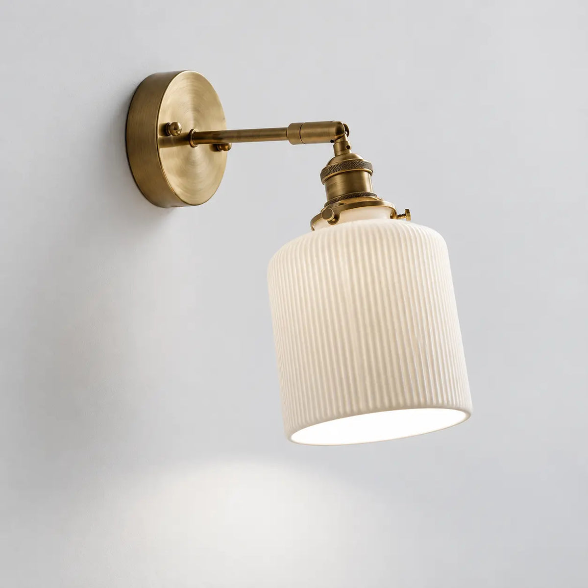 Applique murale chevet chambre en laiton et céramique – lumière froide