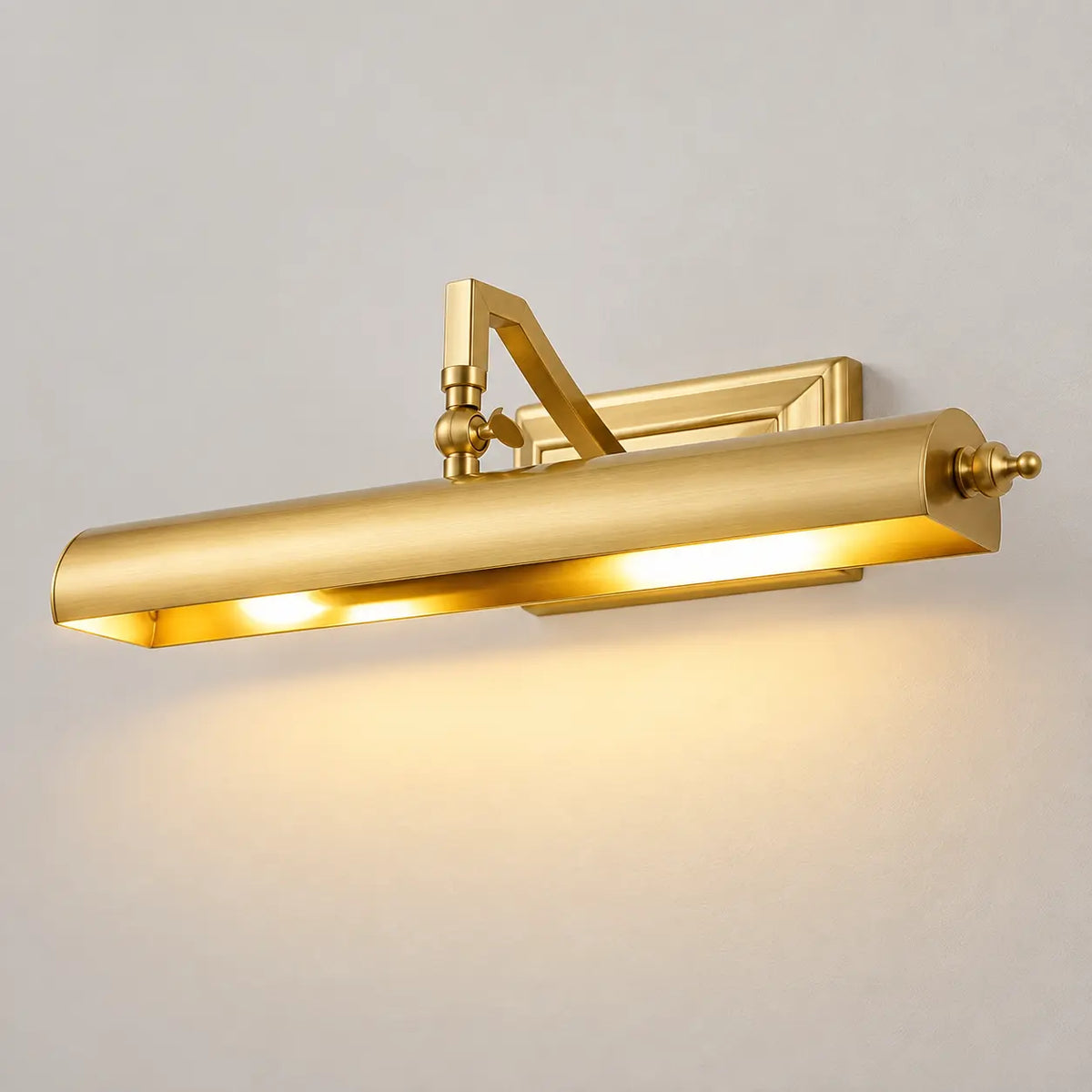 Applique murale dorée salle de bain — packshot lumière chaude