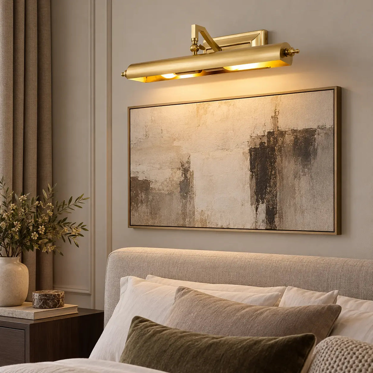 Applique murale dorée dans une chambre élégante