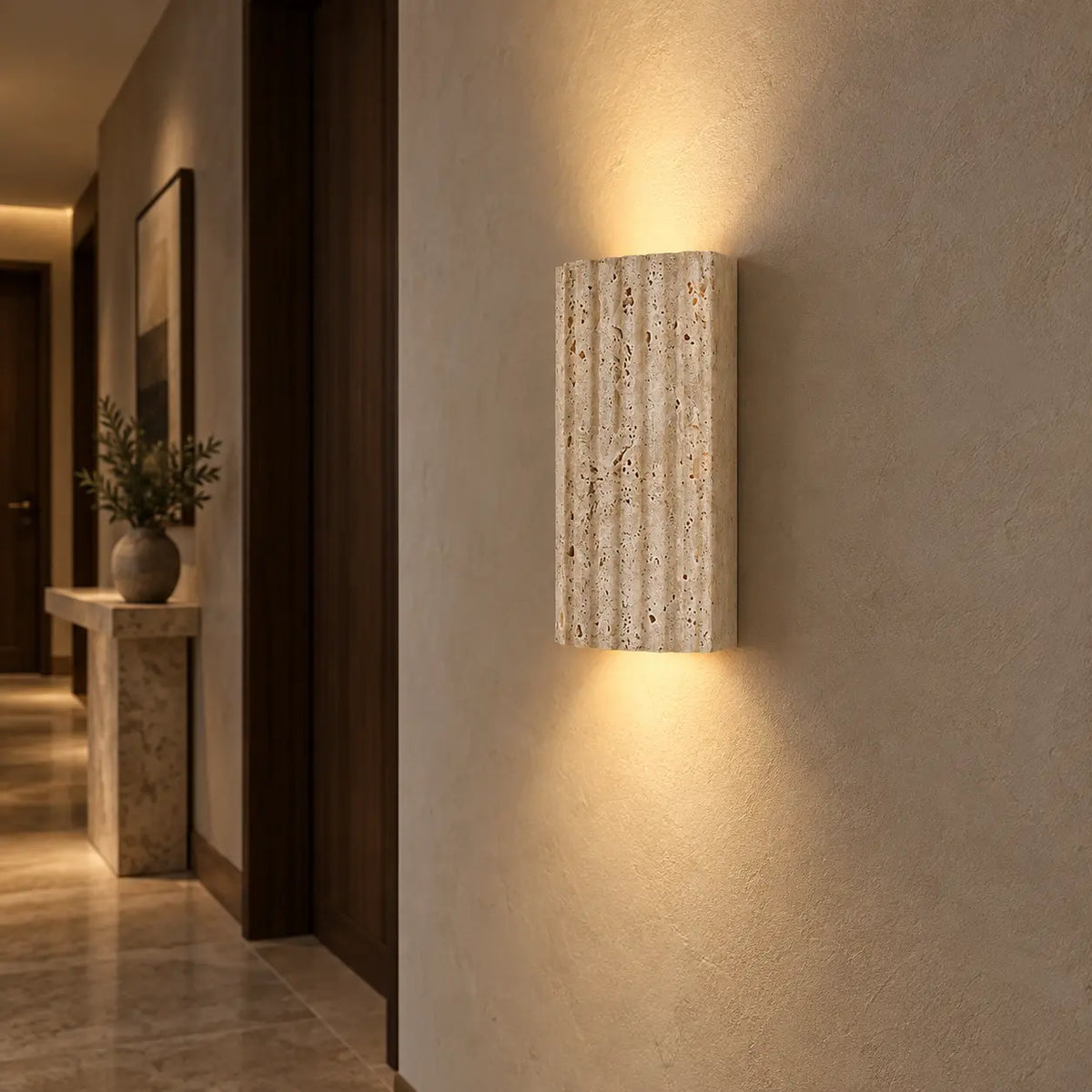 Applique rectangle rainurée en travertin dans un couloir