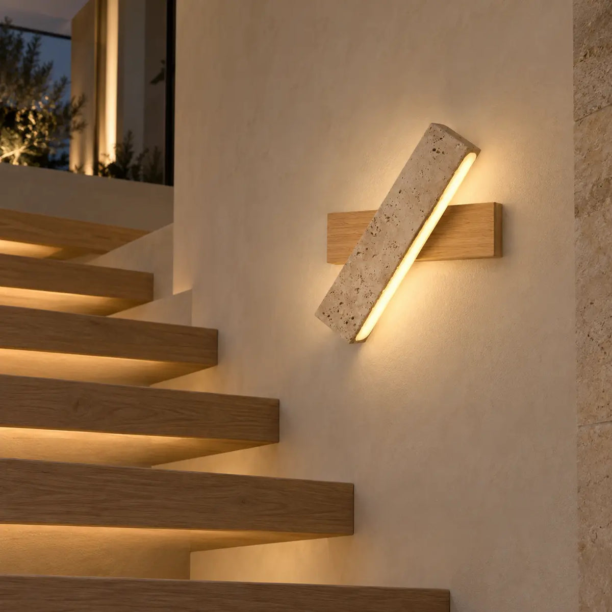 Applique murale orientable en travertin près d’un escalier