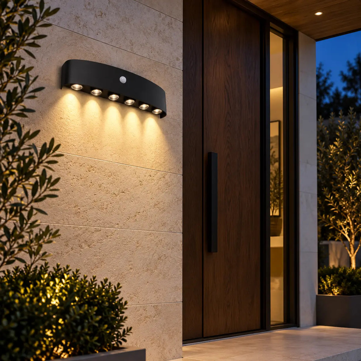 Applique noire avec détecteur sur une façade contemporaine