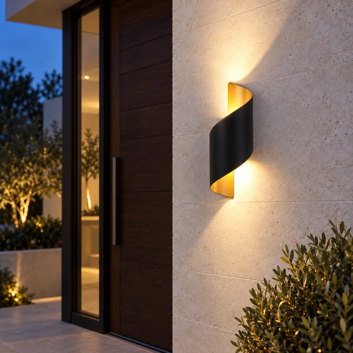 Grande applique noire et dorée sur une façade contemporaine