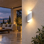 Petite applique blanche sur une terrasse humide couverte