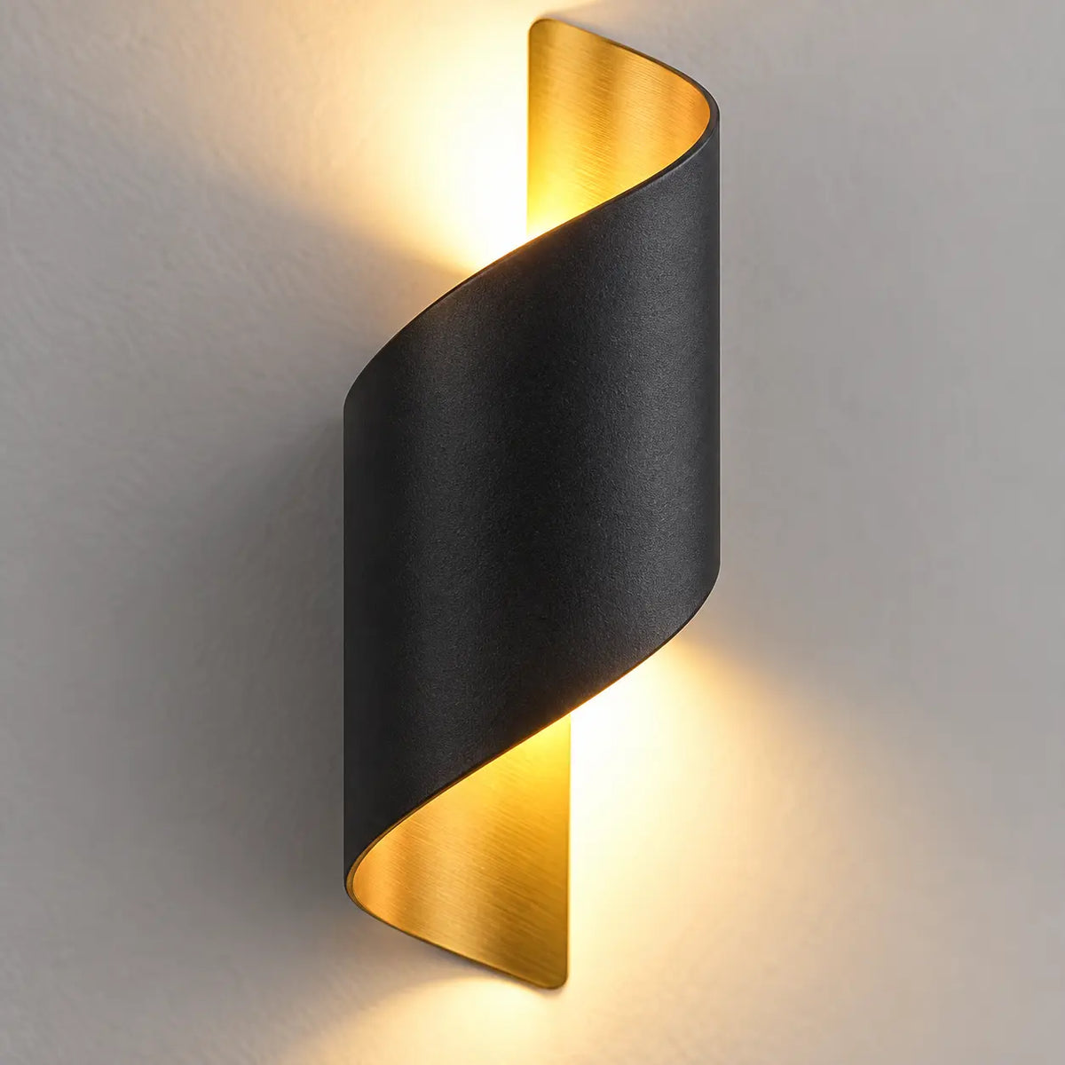 Détail de la torsion en aluminium noir et doré