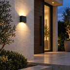 Applique IP65 noire sur une façade contemporaine