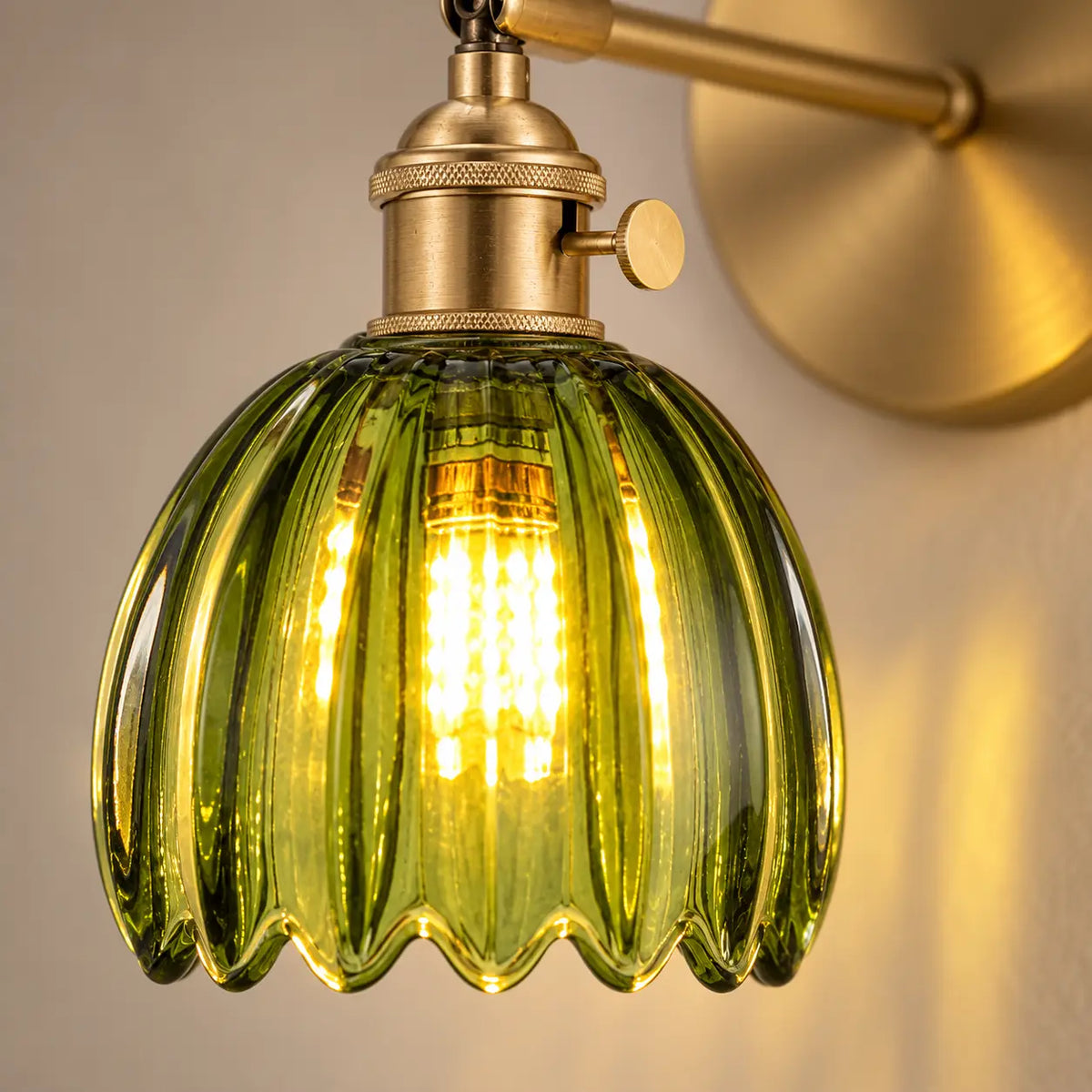 Détail premium du verre vert côtelé et du laiton