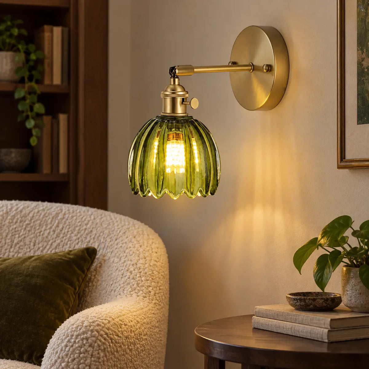 Applique fleur en verre vert – vue de profil dans un salon