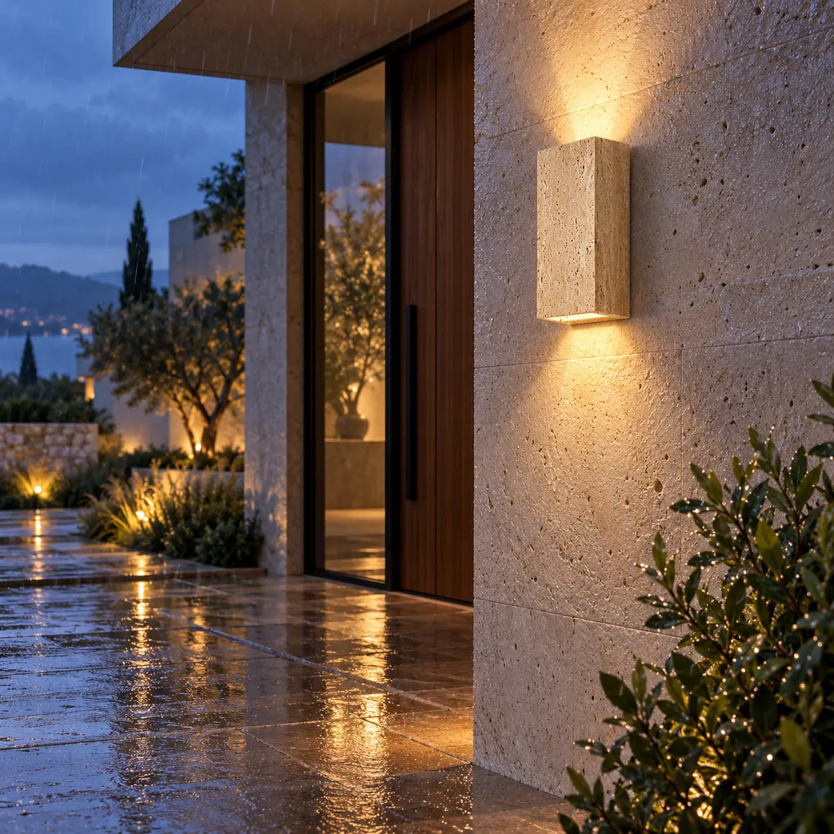 Applique en travertin IP54 sur une façade sous la pluie