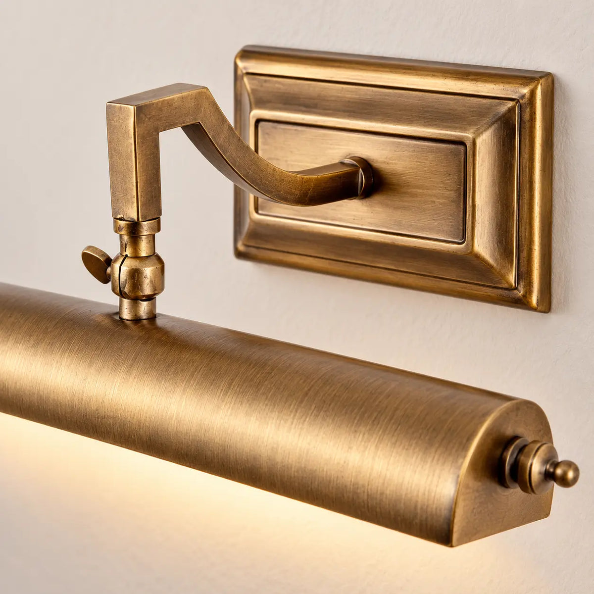 Détail de la patine et de l’articulation en laiton antique