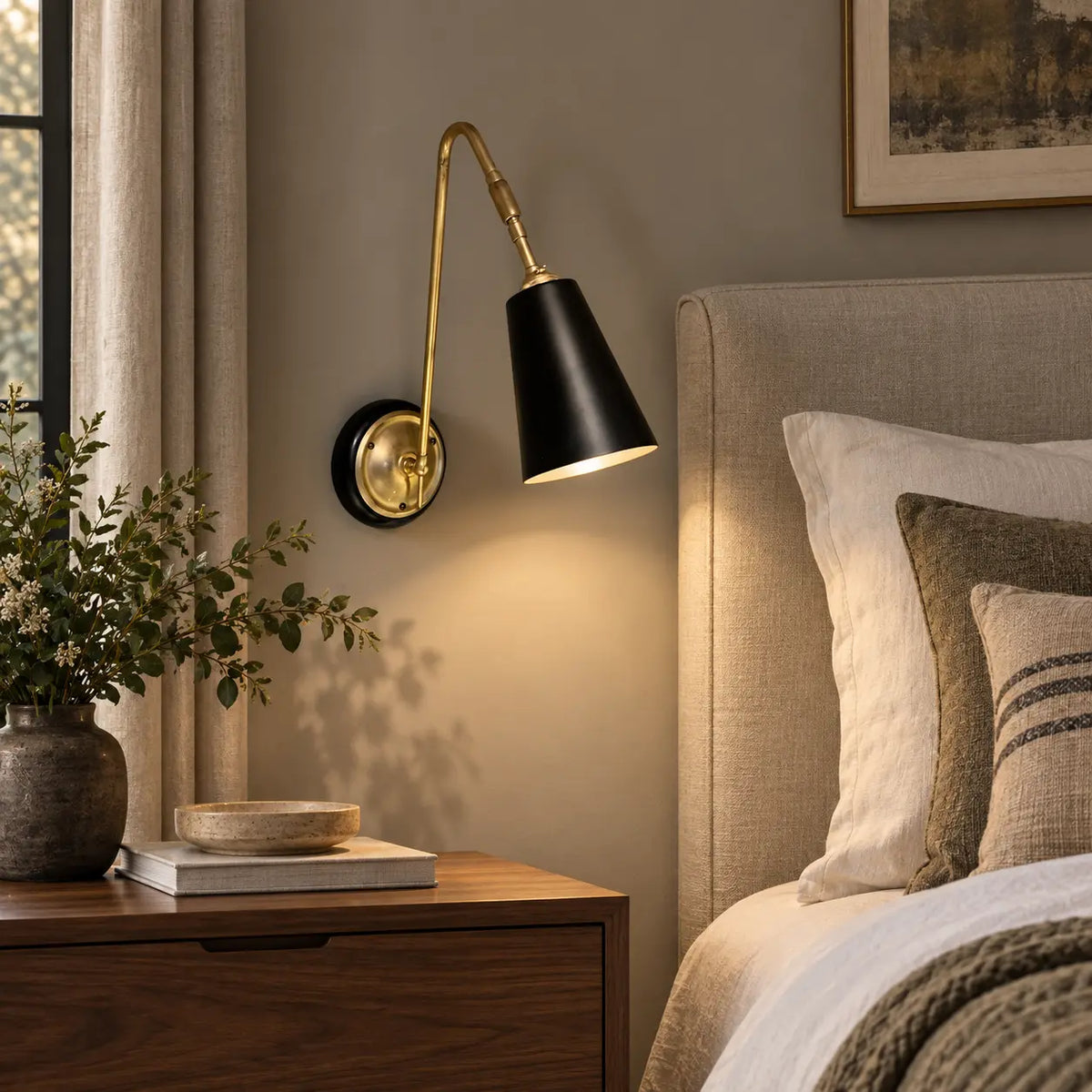 Applique laiton design noire dans une chambre haut de gamme