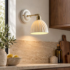 Applique laiton vintage – vue de profil dans une cuisine