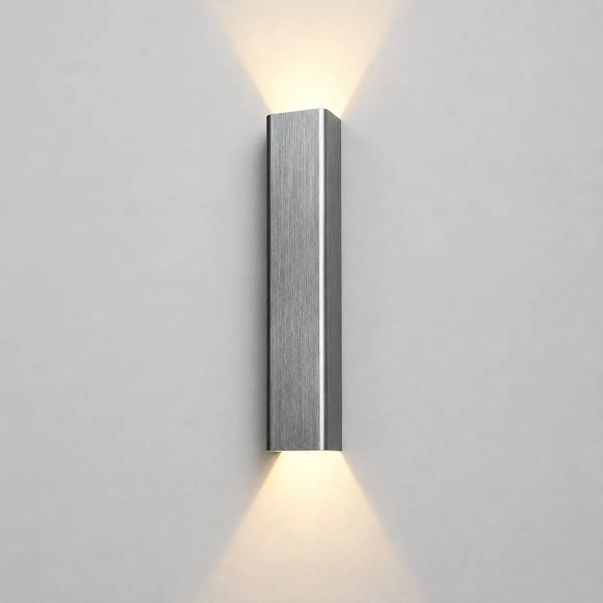 Applique murale LED aluminium argenté – vue packshot premium