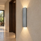 Applique murale LED argentée dans un couloir contemporain