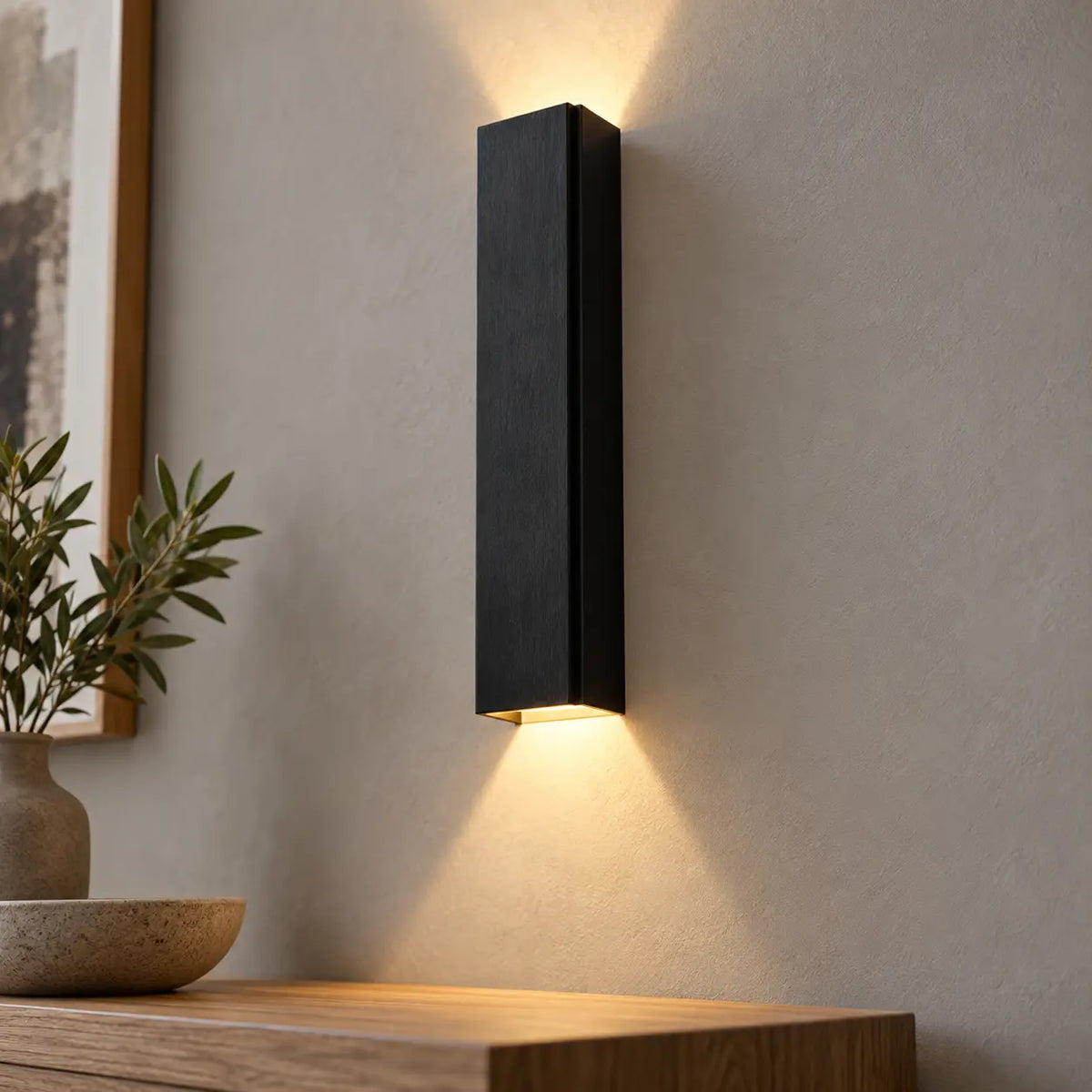 Vue de profil de l’applique LED noire et de sa diffusion lumineuse