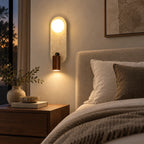 Applique murale en travertin et bois dans une chambre premium