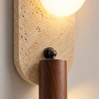 Détail du travertin, du verre opalin, du métal et du bois