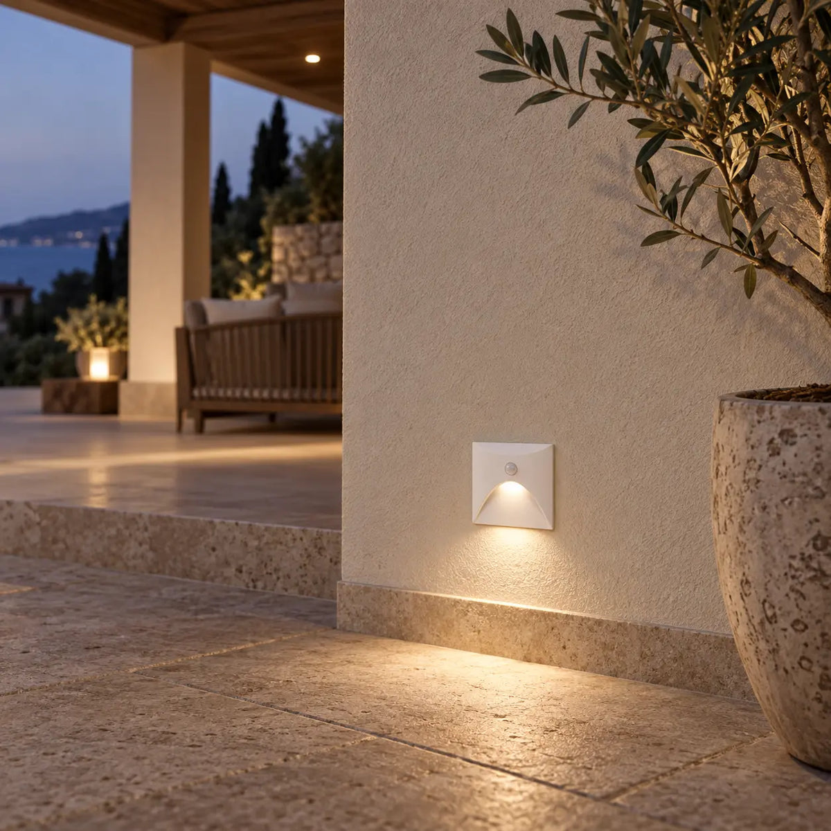 Applique LED blanche sur une terrasse couverte et abritée