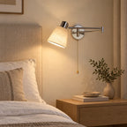 Applique orientable en chanvre dans une chambre d’hôtel élégante