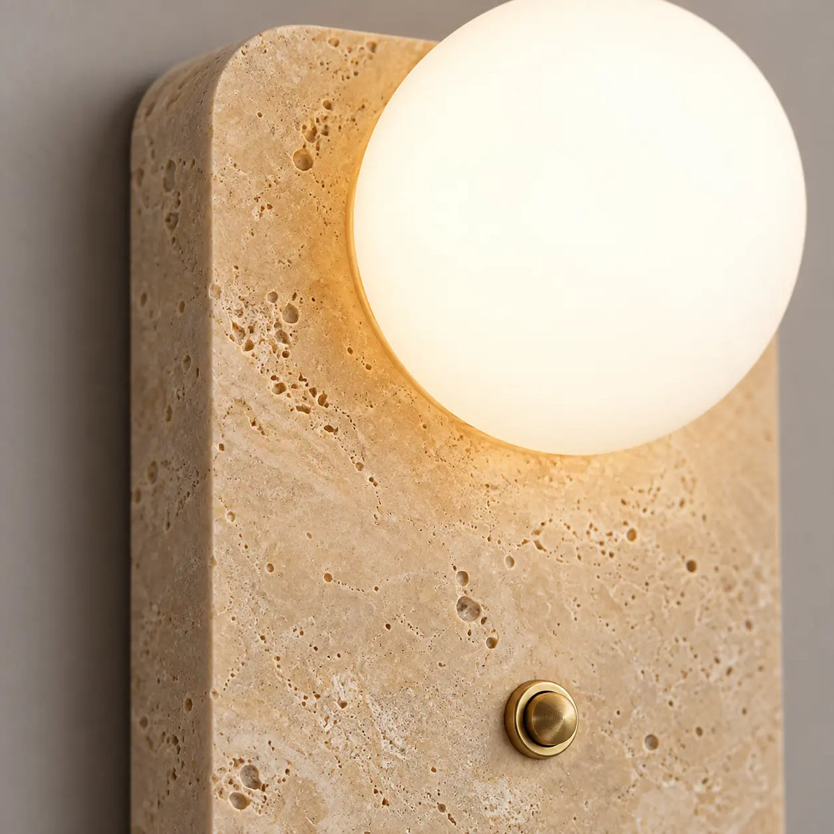 Détail du travertin, du verre opalin et du bouton en laiton