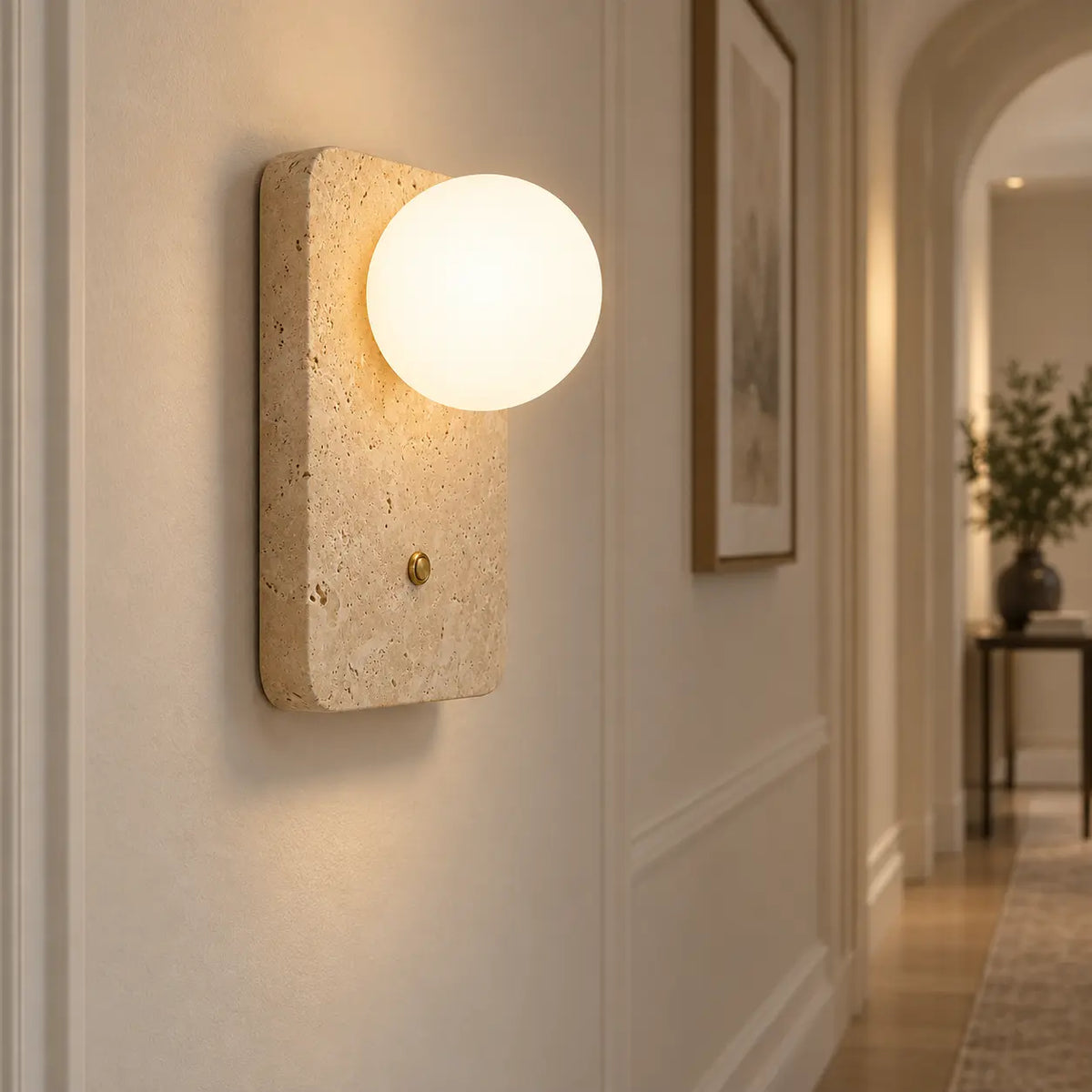 Vue de profil de l’applique en travertin dans un couloir