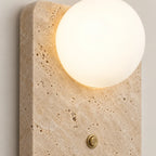 Détail du travertin et du verre opalin de l'applique