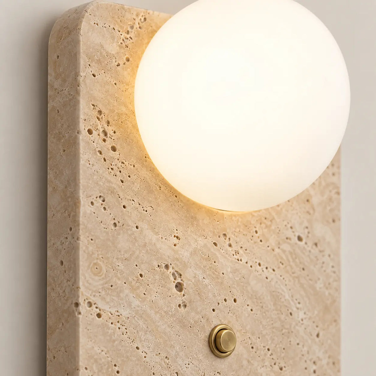 Détail du travertin et du verre opalin de l'applique