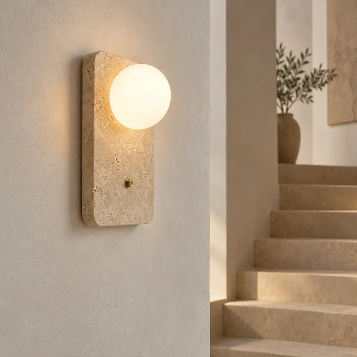Vue de profil de l'applique naturelle près d'un escalier