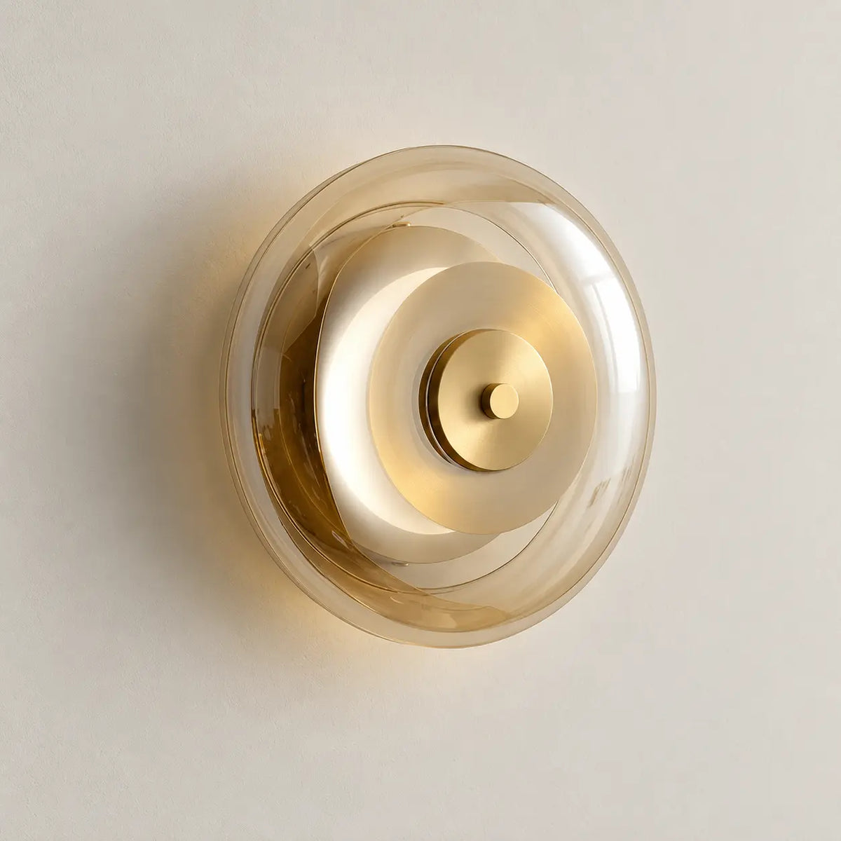 Applique murale dorée et verre cognac, lumière neutre